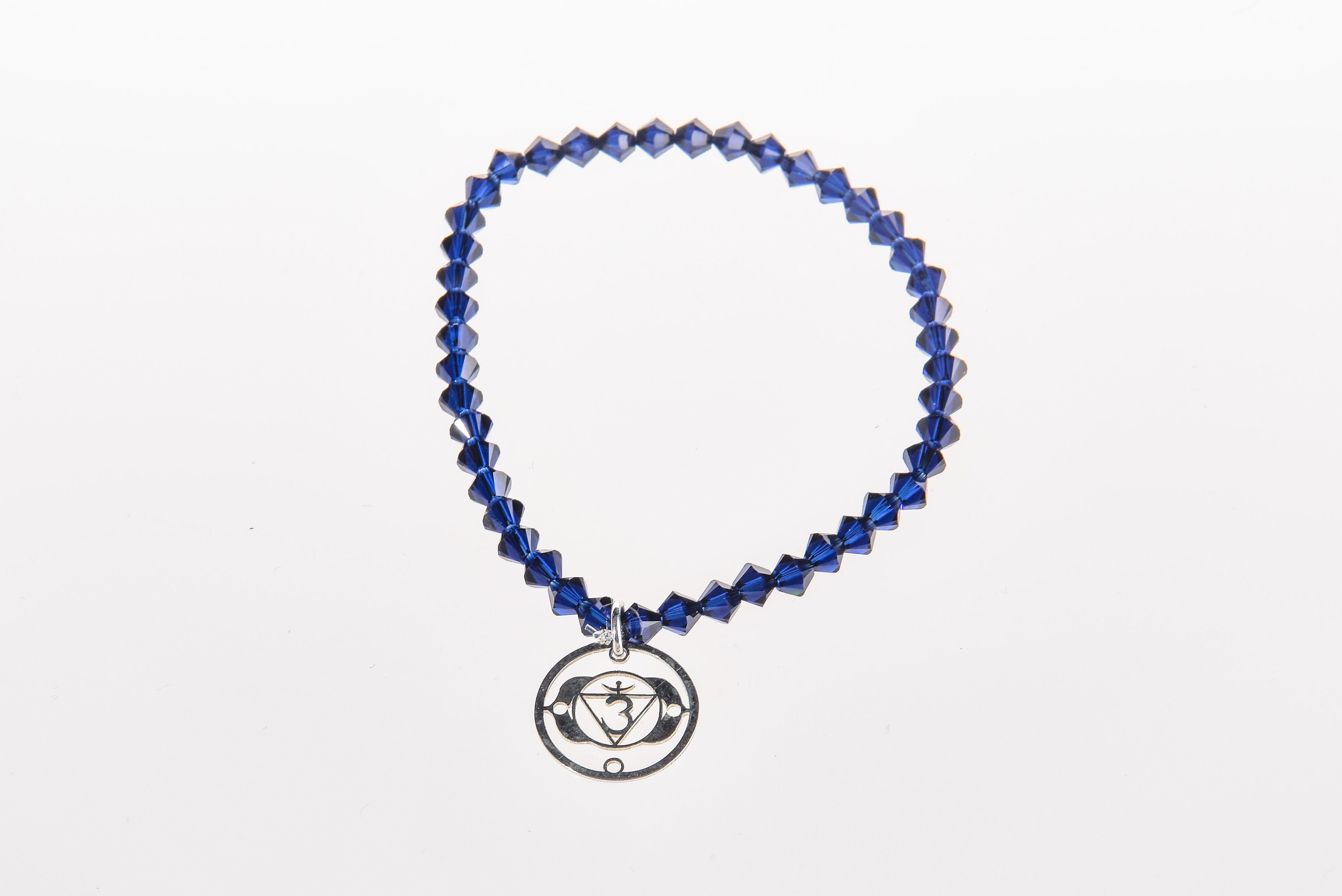 PULSERA  CRISTAL SWAROVSKI  CON CHAKRA PLATA AJNA ( INDIGO )