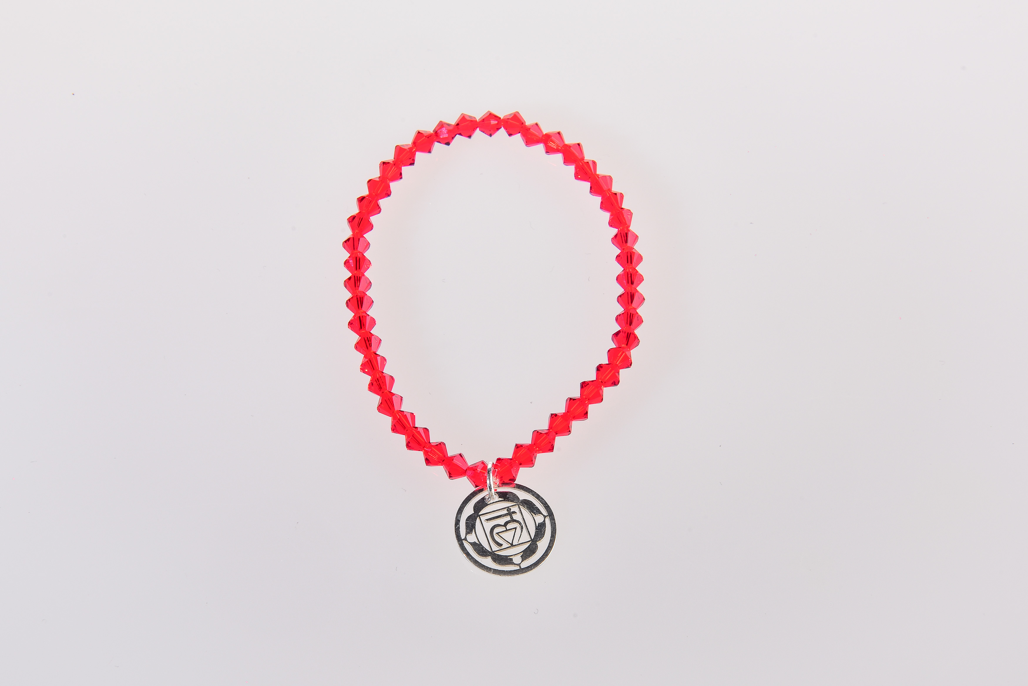 PULSERA  CRISTAL SWAROVSKI  CON CHAKRA PLATA MULDHARA ( ROJO )